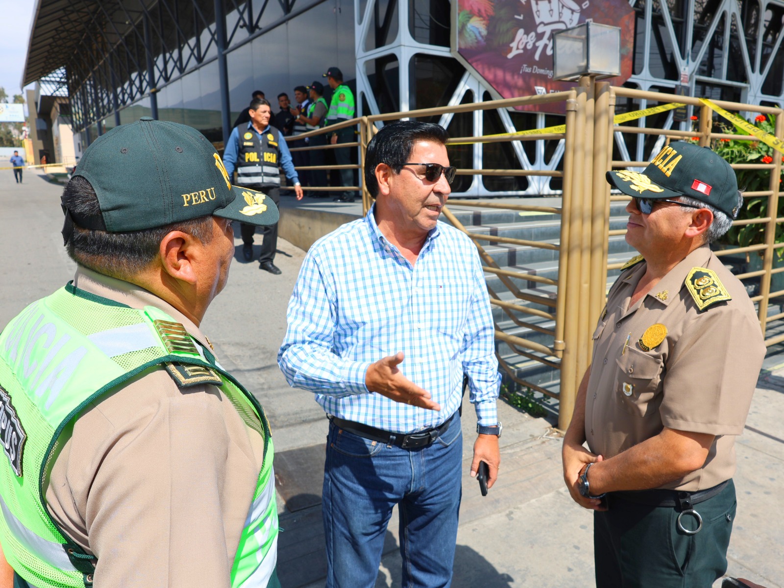 ALCALDE FREDY ZEGARRA BLACK SE PRESENTA EN ZONA DE BALACERA CON GENERAL DE LA POLICIA NACIONAL